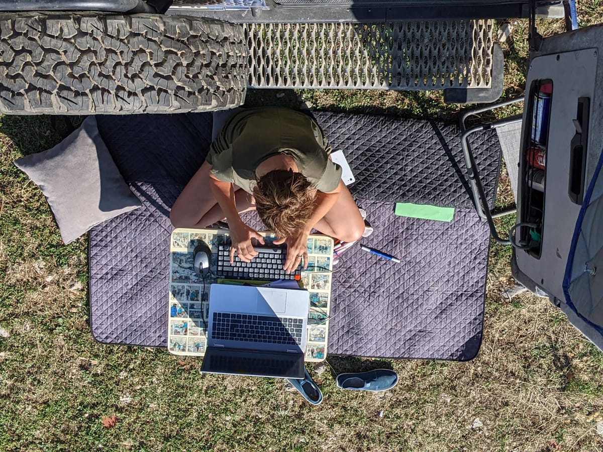 Écrire en tailleur sur l'herbe, à côté du camion