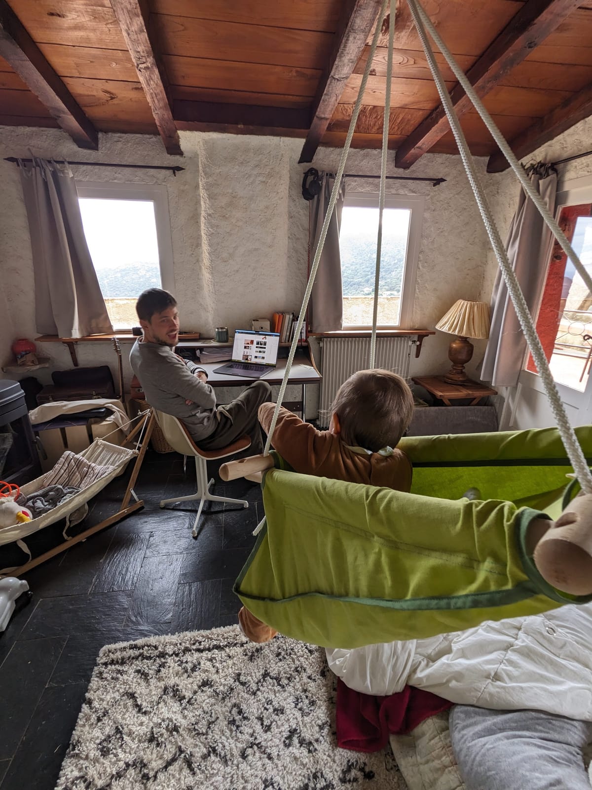 Une cabane en bois, un hamac, un bureau