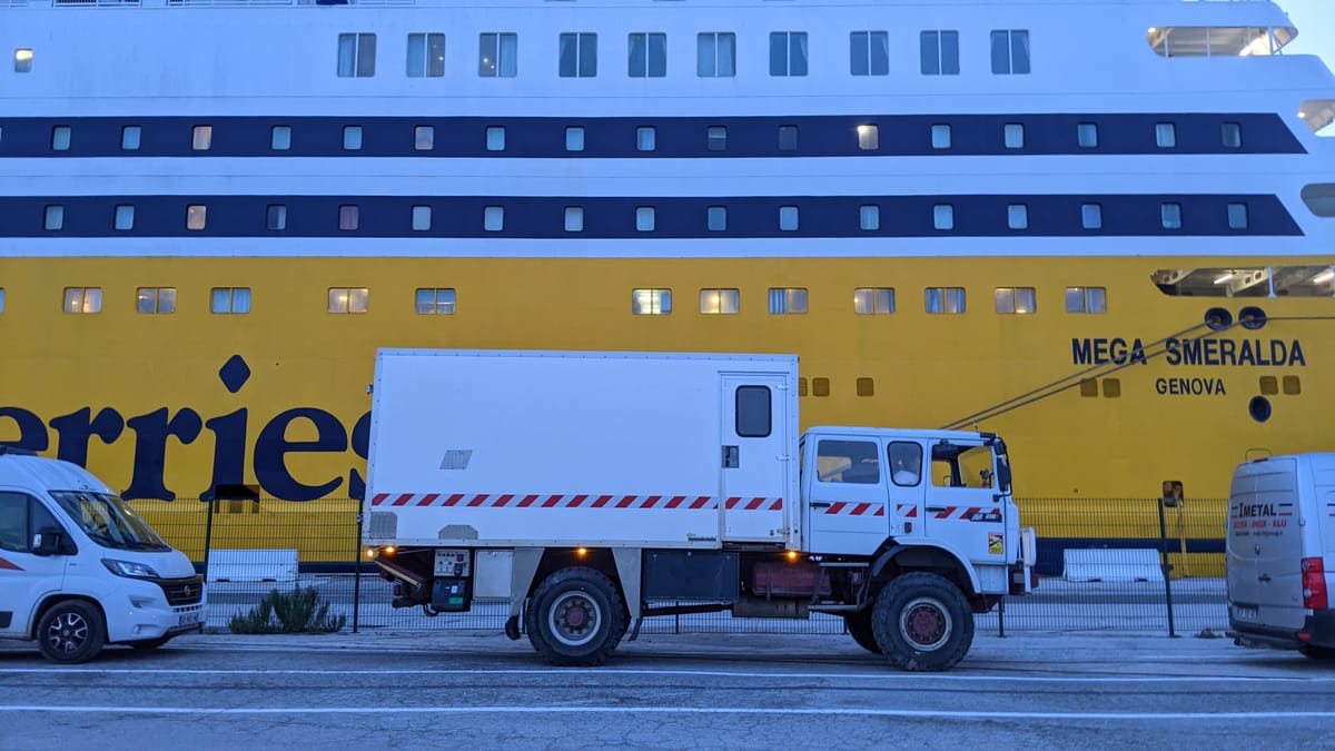 Le camion, un Renault Midliner M210 4x4, devant un ferry