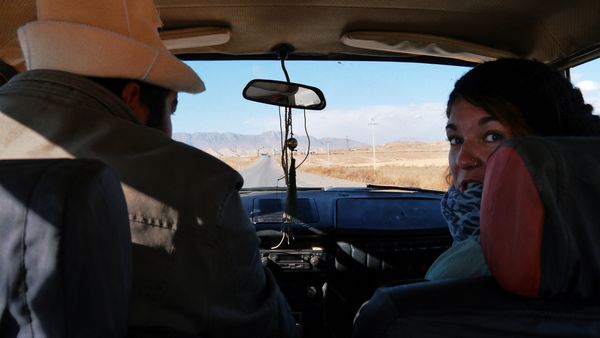 Le chauffeur à la Lada Niva